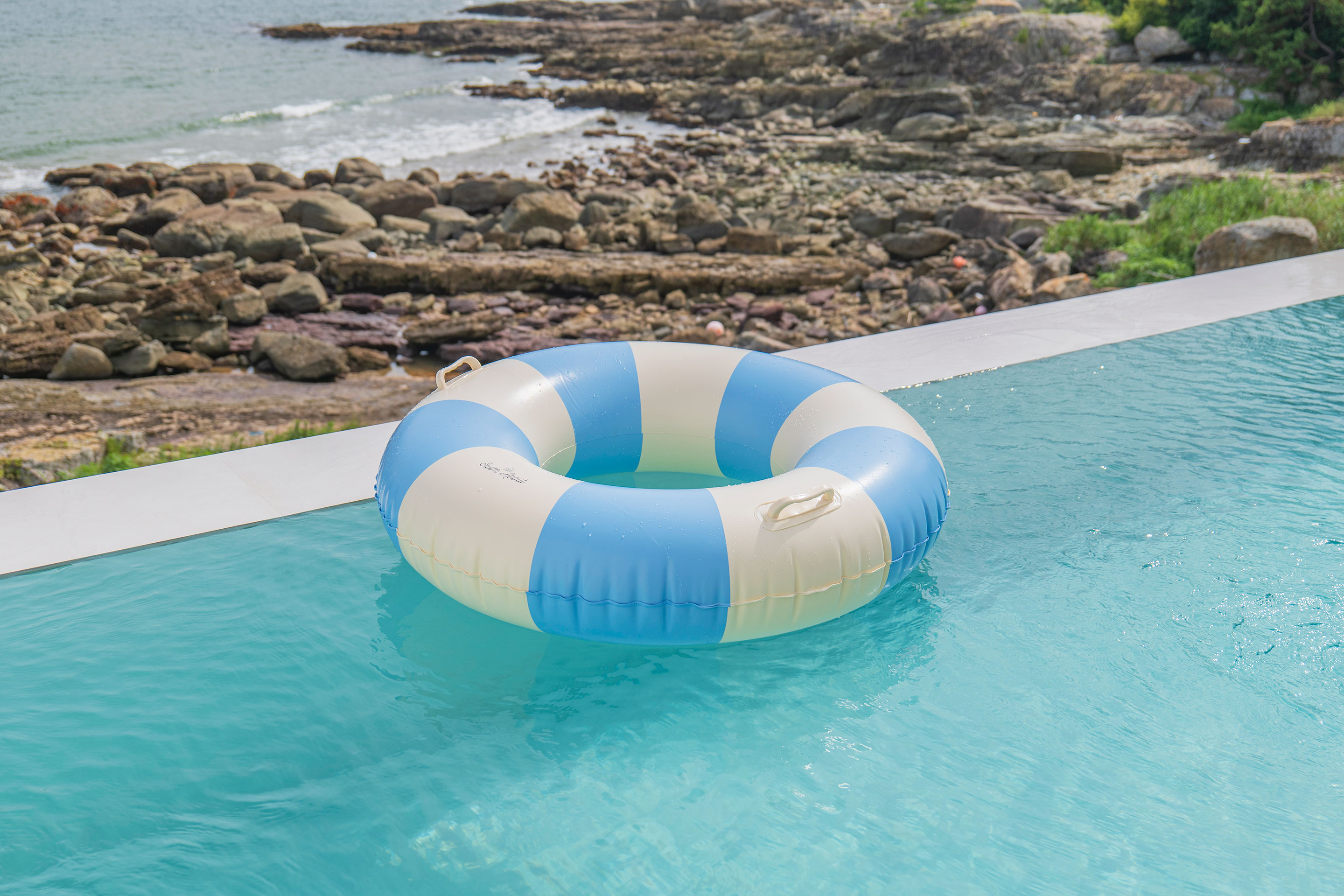 레드콩풀빌라의 Swimming pool